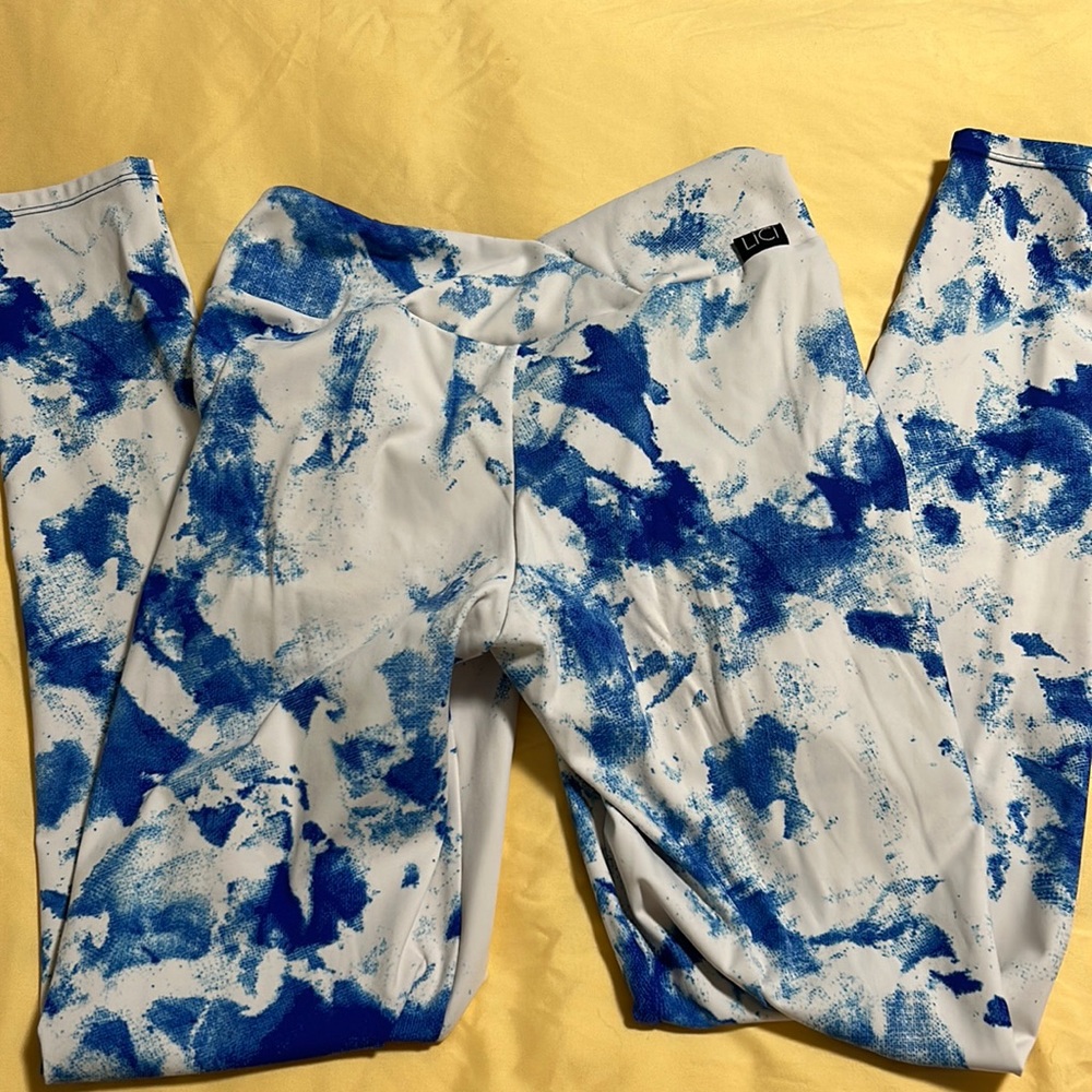 LICI FIT size medium wore1x scrunch bottom leggings